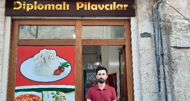 Üç diploma sahibi üniversite mezunu, pilav dükkanına verdiği isimle binlerce kişiye umut ışığı oldu