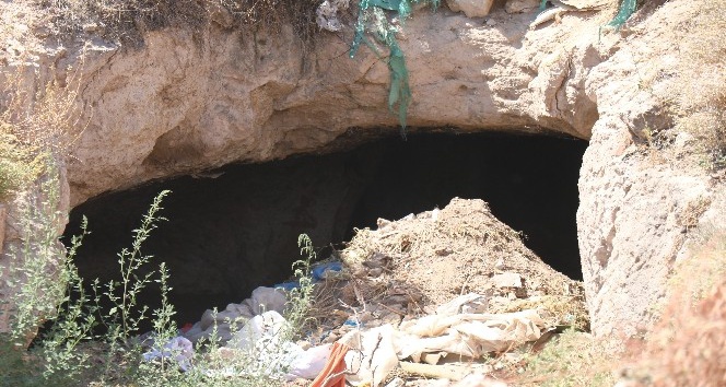 Kırşehir’de belediye kaçak su kazısında mağara bulundu