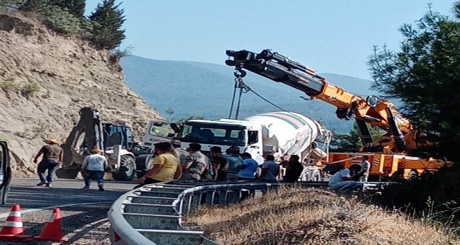 Beton mikseri devrildi, sürücü yaralı kurtuldu