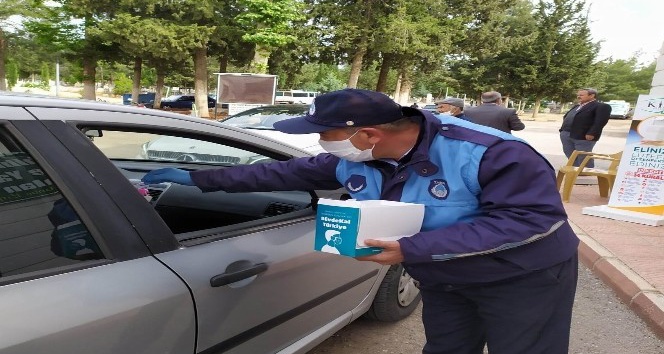 Mezar ziyareti yapanlara maske dağıtıldı