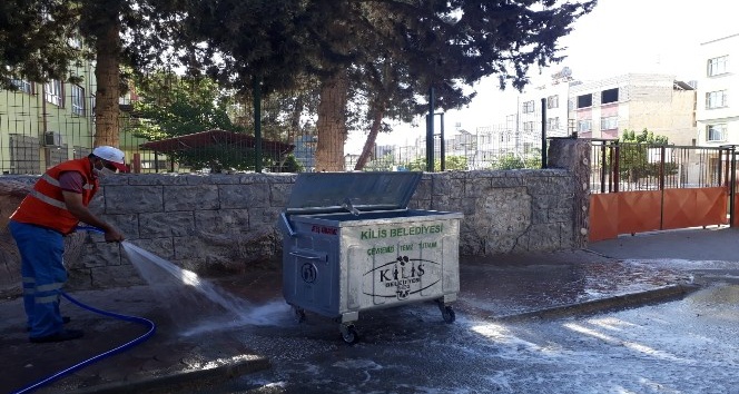 Çöp konteynerleri yıkanıyor