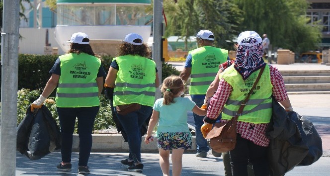 Kırşehir’de, gönüllü sokak işçileri şehir temizliği yaptı