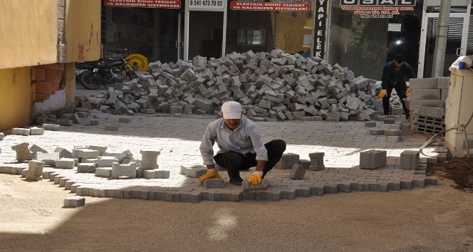 Cizre’de Cudi ve Dicle mahallesinde parke döşeme çalışmaları