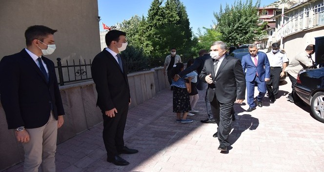 Karaman Valisi Işık’tan “Maske, sosyal mesafe ve hijyen uyarısı”