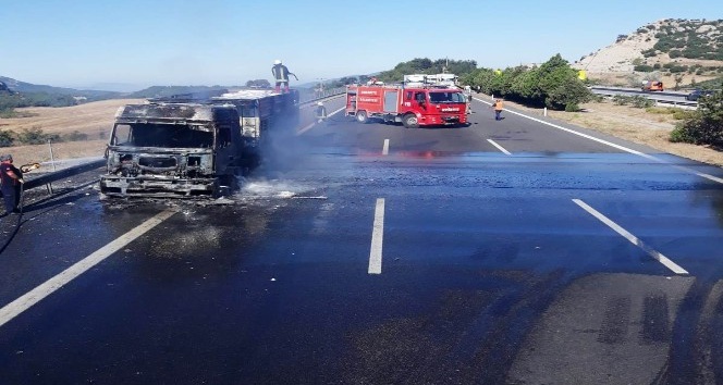 Gübre yüklü TIR otobanda yandı