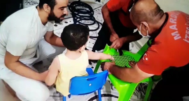 Mardin’de parmakları sandalyeye sıkışan çocuğun imdadına itfaiye ekipleri koştu