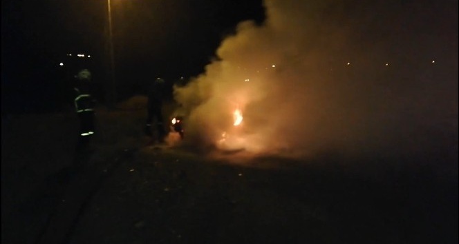 Park halindeki araç alev alev yandı