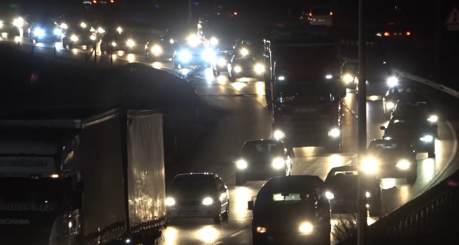 Büyük şehirlere geri dönüş için yollara akın ettiler: ’kilit kavşak’ta trafik yoğunluğu