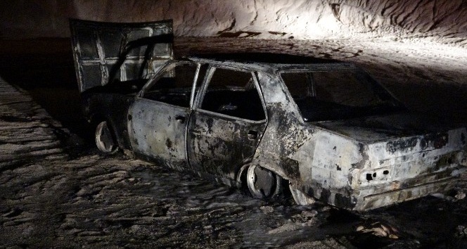Boş arazide ter edilmiş araç alev alev yandı