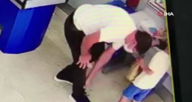 Yere düşen parayı önce ayağıyla gizledi sonra cebine attı