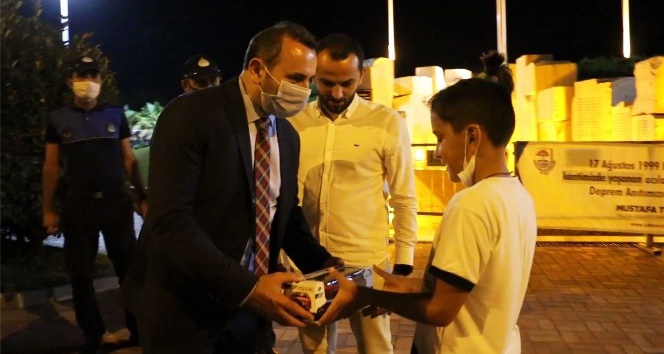 Bulduğu cüzdanı zabıtaya teslim etti