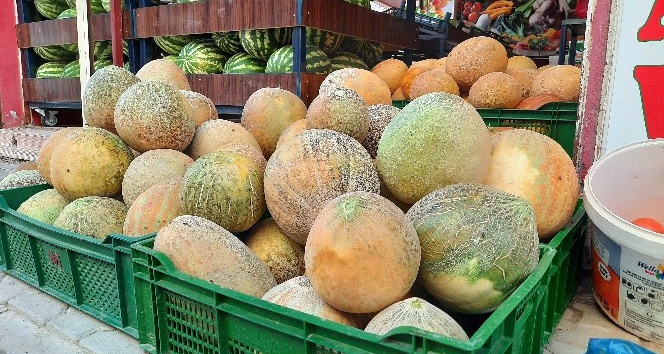 Mardin’in marka kavunu tezgahlarda yerini aldı