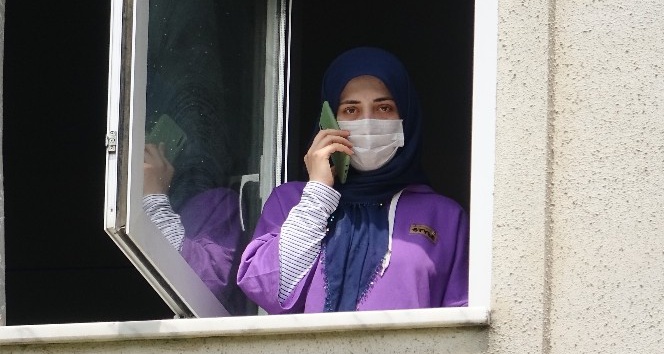 Korona virüse yakalanan genç kız, hastane penceresinden yaşadıklarını anlattı