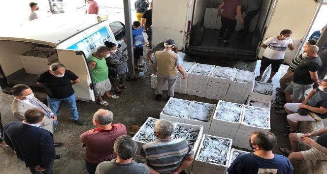 Vali Aktaş, balık mezatına katıldı