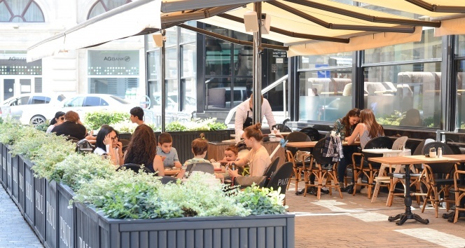 Azerbaycan’da kafe ve restoranlar yeniden açıldı