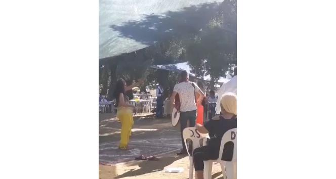 Ne maske ne mesafe; dansözlü düğünde oynayan vatandaşlar hayrete düşürdü