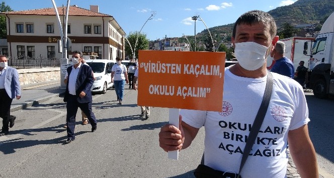 Eğitimciler, öğrenciler için yürüdü