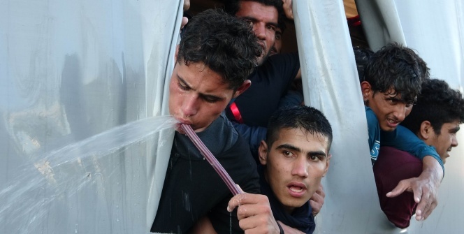 Samsun'da tırın dorsesinde 161 mülteci susuzluktan bitkin halde bulundu