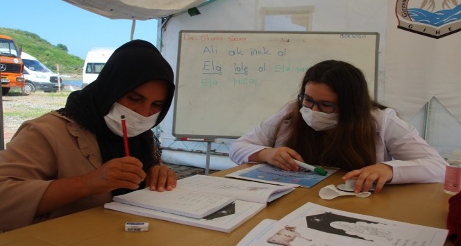 Giresun’da mevsimlik fındık işçileri okuma ve yazma öğreniyor