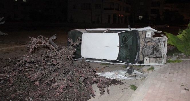 Kaza yaptığı otomobilini olay yerinde bırakıp gitti