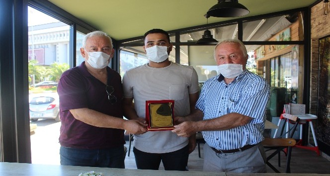 İş yerinde bulduğu 170 bin liralık ziynet eşyasını sahibine teslim eden esnafa plaket verildi