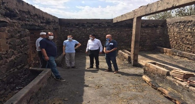 Kaymakam Koç’tan ahırı yanan çiftçiye ziyaret