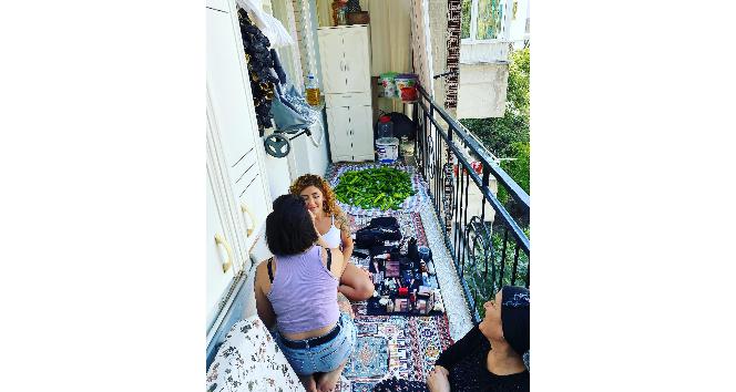 Ünlü sanatçı anne evinde makyaj keyfini böyle paylaştı