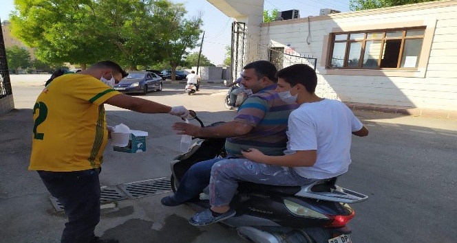 Mezar ziyaretine gelenlere korona denetimi