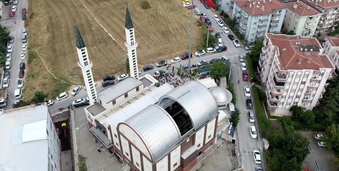 Kubbesi açılıp kapanan camide klimasız ferah namaz