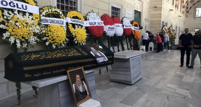 Azerbaycanlı suç örgütü liderinin cenazesinde dikkat çeken çelenkler