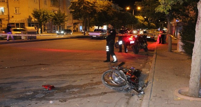 Kaza yapan arkadaşının başında ‘ölme’ diye feryat etti