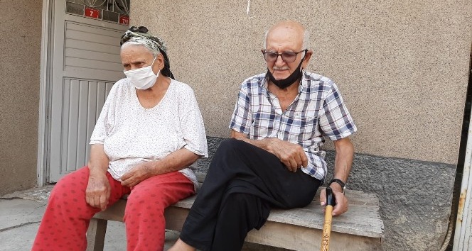 Emekli maaşı çalınan Hasan amcayı Kadirli Gençlik Merkezi sevindirdi