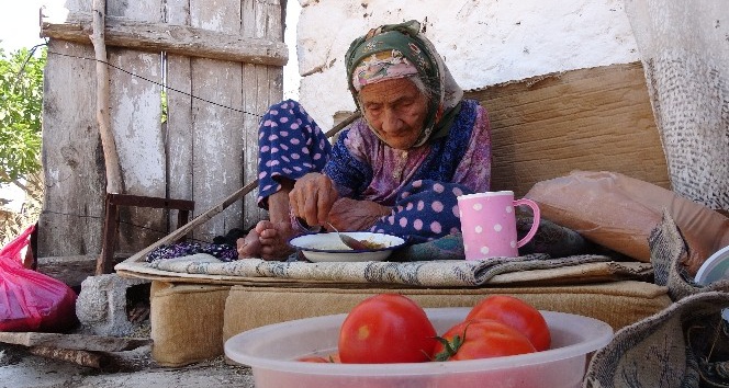 (Özel) 104 yaşındaki ninenin dilinden dua eksik olmuyor