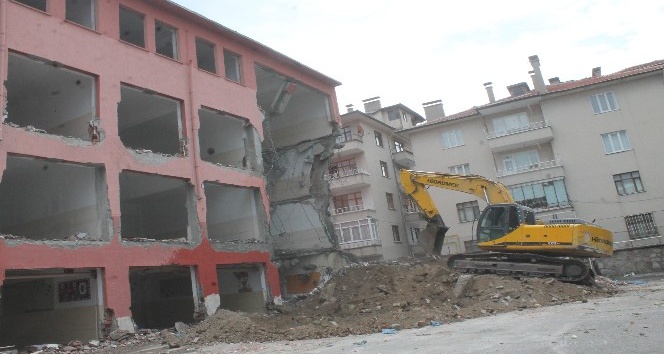 Tosya Namık Kemal  Ortaokulu yıkılıyor