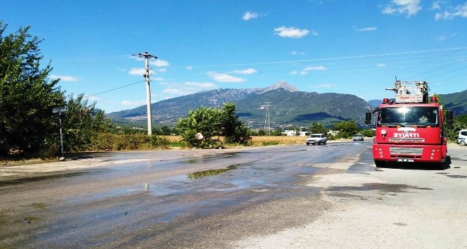 Kamyonetten yola savrulan molozlar trafiği aksattı