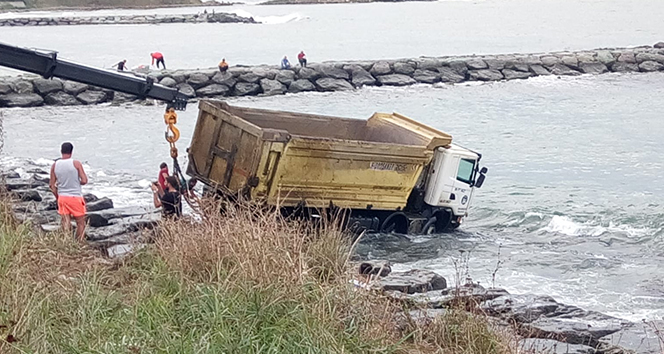 Trabzon'da hafriyat kamyonu denize uçtu
