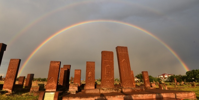 Gökkuşağının tarihi eserlerle hayranlık uyandıran görüntüsü