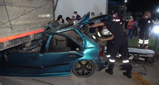 Kırıkkale’de feci kaza, otomobil tıra ok gibi saplandı: 1 ölü, 4 yaralı