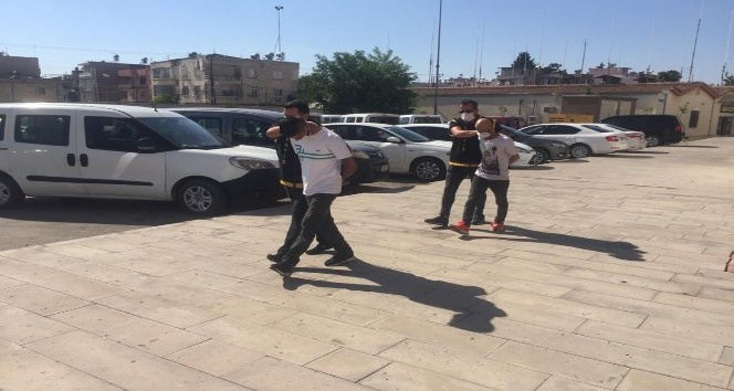 Parkta oturan karı-kocayı gasp eden iki zanlı tutuklandı