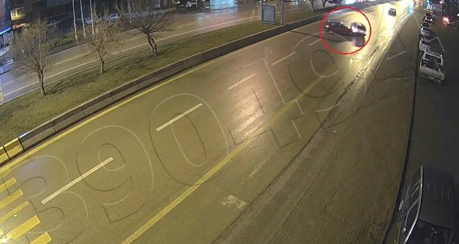 Aşırı hız yapan otomobilin kaza anı kamerada