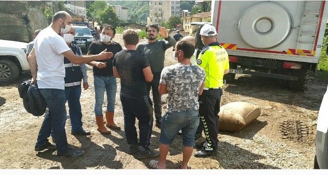 Selde bulduğu fındık çuvalını götürmeye çalışırken yakalandılar