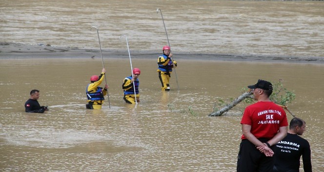 Afete yardıma giderlerken sele kapıldılar