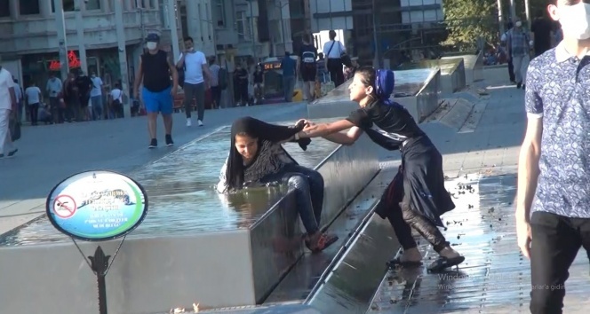 Taksim meydanda çocuklardan tehlikeli serinleme