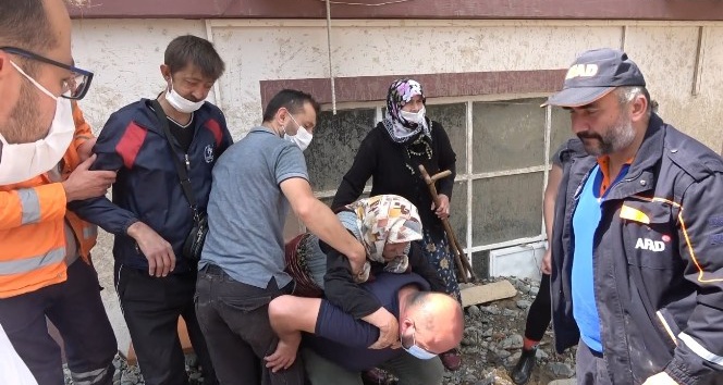 Selde düğün salonunda mahsur kalan 2 kişi kurtarıldıktan sonra rahatsızlanınca hastaneye kaldırıldı