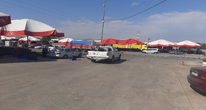 Tonlarca sebze ve meyvenin giriş yaptığı halde ilaçlama