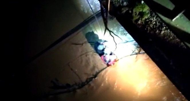 Dere içinde mahsur kalan vatandaşı böyle kurtardılar