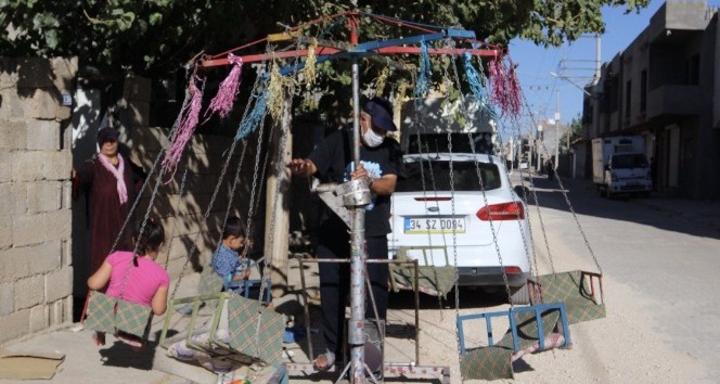54 yaşında seyyar dönme dolapla ailesini geçindiriyor