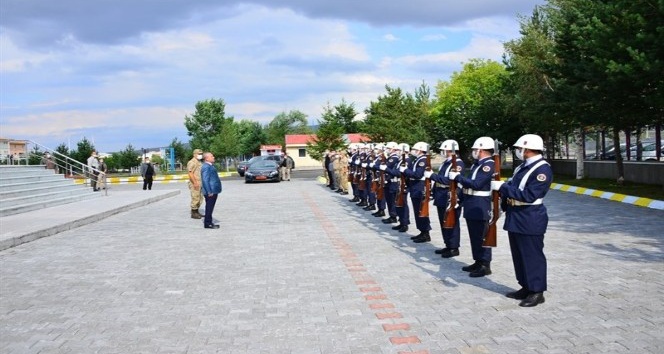Vali Hüseyin Öner, İl Jandarma Komutanı Albay Ali Naci Aldemir’e hayırlı olsun ziyaretinde bulundu