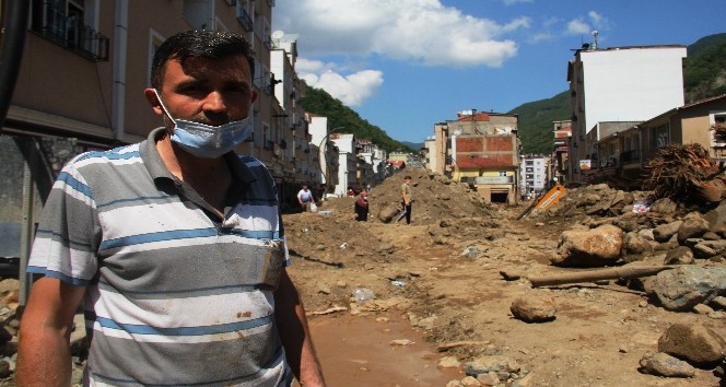 Dereli’de yaşanan seli evinin balkonundan çektiği görüntüler ile ilk o duyurdu