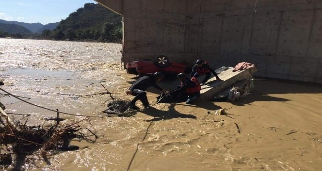 Selden ötürü çöken yolu gece karanlığında göremeyince dereye uçtular: 1 ölü, 1 yaralı